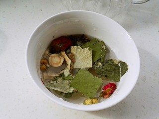 3、荷叶玳玳花茶,把冰糖放茶壶里，其他原料用水清洗下浮尘。