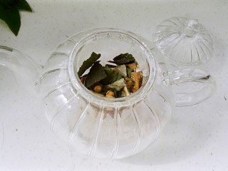 4、荷叶玳玳花茶,把清洗后的原料放茶隔中。