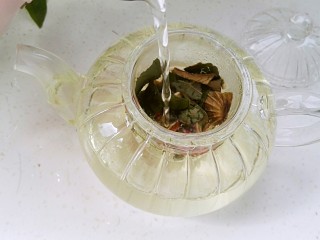 5、荷叶玳玳花茶,倒入开水。