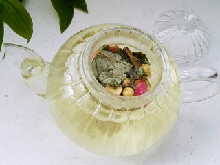 6、荷叶玳玳花茶,开水没过花茶。