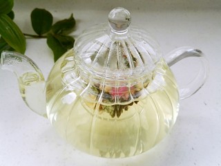 7、荷叶玳玳花茶,盖盖焖五分钟左右既可饮用。