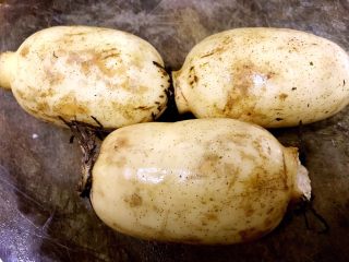 1、桂花藕，秋季平民的滋补佳品,藕洗干净。