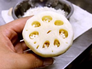 4、桂花藕，秋季平民的滋补佳品,多的一端装入糯米，装到8，9分满。