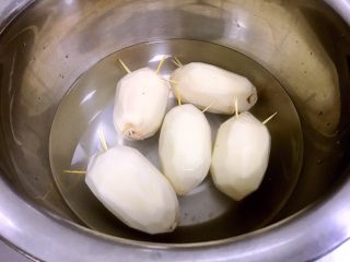 6、桂花藕，秋季平民的滋补佳品,把藕泡在水中，能延缓变黑的过程。（莲藕中含有的多酚类物质，在多酚氧化酶的作用下，氧化为一种被称为“醌”的化学物质，这些醌再聚合在一起就形成了黑色素）