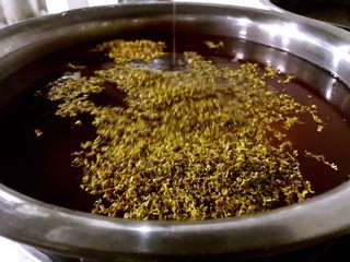 8、桂花藕，秋季平民的滋补佳品,水中放入藕，加入两把桂花，大火烧开小火煮。