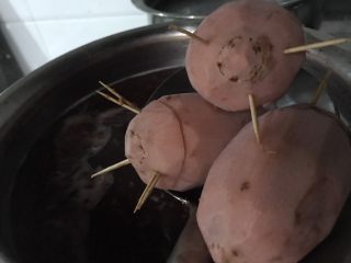 10、桂花藕，秋季平民的滋补佳品,三十分钟后，红曲米的颜色已完全够了，拿掉，继续小火煮2小时。关火。