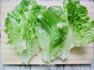 2、蒜蓉芝麻酱淋生菜,生菜洗净掰开一片片