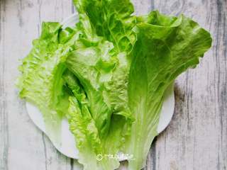 3、蒜蓉芝麻酱淋生菜,生菜清洗干净