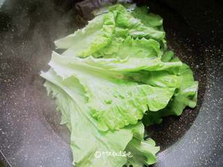 4、蒜蓉芝麻酱淋生菜,锅里放入适量的水烧开，放入生菜，加点食用油，焯十几秒捞出来
