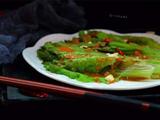 8、蒜蓉芝麻酱淋生菜,把汁淋在生菜上面即可