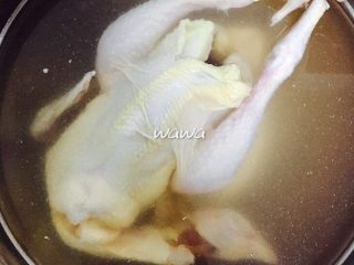 4、汤食美味—参鸡汤,整鸡冷水入锅，放少许料酒大火煮开。同时另烧一壶开水。