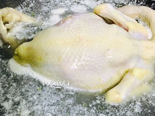 5、汤食美味—参鸡汤,待煮出浮沫，从锅中捞出。