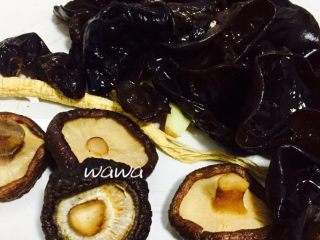 7、汤食美味—参鸡汤,泡好的木耳和香菇捞出备用