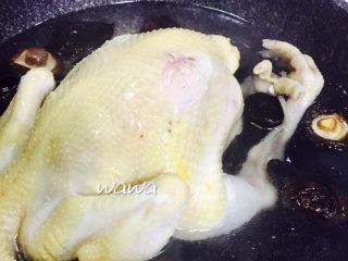 9、汤食美味—参鸡汤,水开后，将冷水洗过的鸡重新下锅，加入木耳、香菇