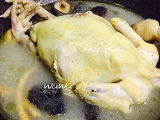 12、汤食美味—参鸡汤,加入盐调味