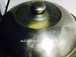 13、汤食美味—参鸡汤,盖锅盖转小火炖煮，炖煮的时间视鸡的品种决定。老母鸡要久一些，普通的鸡不要超过40分钟，鸡肉容易熟，炖太久会炖烂。