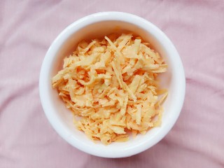 7、番薯粥,番薯去皮后再抽成丝