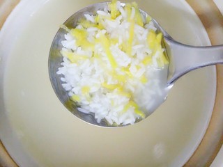 10、番薯粥,加入番薯丝后再搅拌一下