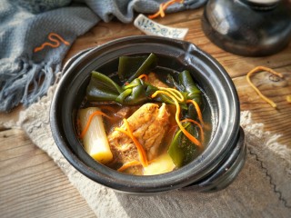 11、虫草花海带脊骨汤,味道浓郁，海带结酥软，汤鲜美，清淡不油腻。