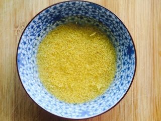 2、暖胃滋补养生粥+海参小米粥,将小米清洗一下，用清水泡十五分钟至二十分钟