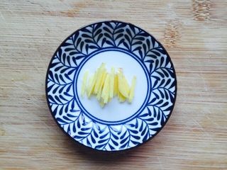 3、暖胃滋补养生粥+海参小米粥,姜洗干净去皮切丝