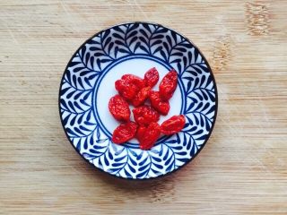 4、暖胃滋补养生粥+海参小米粥,枸杞清洗干净泡软备用