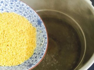 5、暖胃滋补养生粥+海参小米粥,取一高压锅加入足够的水烧开倒入小米