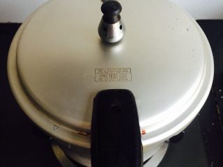 7、暖胃滋补养生粥+海参小米粥,盖上锅盖小火焖煮十分钟