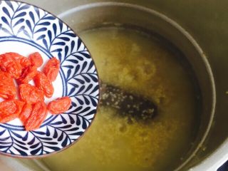 12、暖胃滋补养生粥+海参小米粥,放入枸杞小火煮两分钟左右即可关火（不用再盖上锅盖）