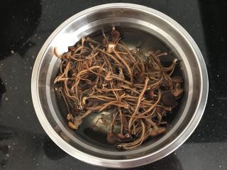 2、茶树菇老鸡汤～强身健体,茶树菇提前泡软