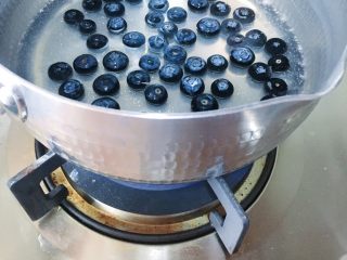 4、蓝莓果酱/蓝莓山药,大火烧开转中火慢熬