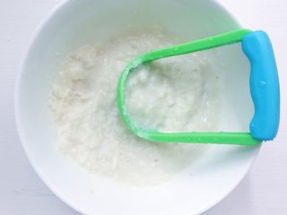 10、蓝莓果酱/蓝莓山药,用研磨勺研磨成山药泥 （这时候的山药泥不是成品哦 ）