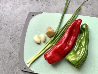 2、爆炒猪肝,准备：青红椒各一个、葱两根、蒜瓣2个、姜