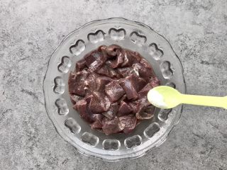 3、爆炒猪肝,先处理猪肝：猪肝切均等厚度的薄片，加1g盐