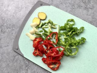 6、爆炒猪肝,青红椒和葱分别切段；蒜瓣和姜切片