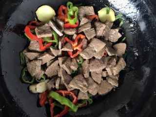 10、爆炒猪肝,把猪肝放进去快速翻炒