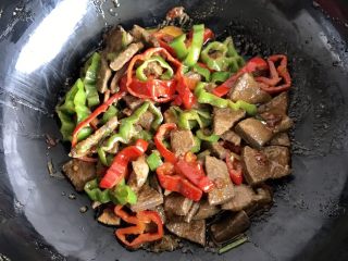 14、爆炒猪肝,鸡精按个人口味添加，也可以加少许黑胡椒，此时不需要加盐喽，生抽和豆瓣酱都含盐，翻炒均匀，这样猪肝挺嫩