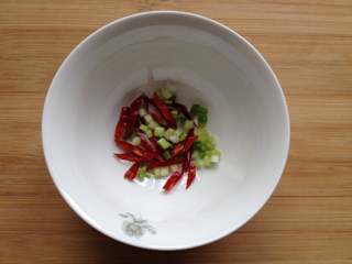 7、蓑衣黄瓜,小碗里放入辣椒条和葱花