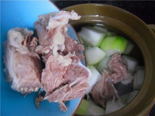 8、祛湿消肿瘦身的冬瓜薏仁汤,瓦煲内倒入8—10碗左右清水,将切好的冬瓜放入煲内,倒入飞过水的猪骨头