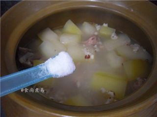 12、祛湿消肿瘦身的冬瓜薏仁汤,汤煲好后,调入盐