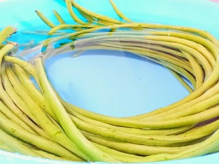 2、自制酸豆角,洗干净后，水里加3g盐，用盐水泡10分钟。