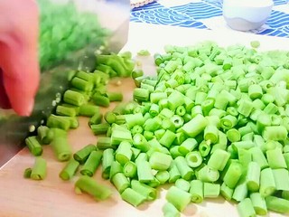 5、自制酸豆角,把晾干的豇豆切成如图的小段。