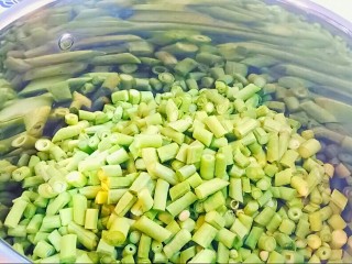 6、自制酸豆角,放进一个大一点的容器里。