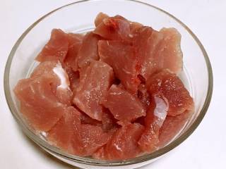 1、山药猪肉肠,猪肉洗净，切成小块。