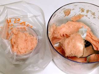 3、山药猪肉肠,把搅打好的山药猪肉泥装入裱花袋。