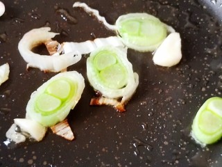 7、清炒时蔬,平底锅放油烧热，放姜蒜炒香