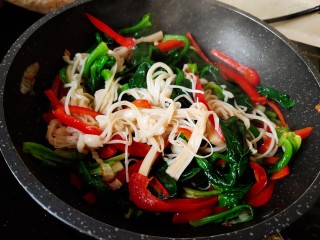 10、清炒时蔬,一起炒匀，大约不到一分钟