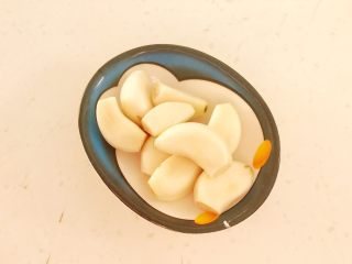 1、超级下饭菜  油焖尖椒,把蒜瓣清洗干净