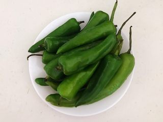 5、超级下饭菜  油焖尖椒,把小辣椒清洗干净，用厨房用纸吸去水份