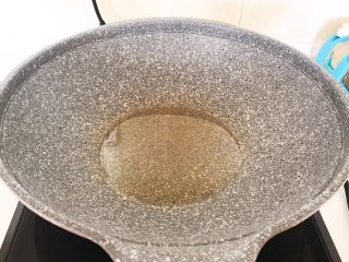 9、超级下饭菜  油焖尖椒,出锅烧热后加入1小勺玉米油